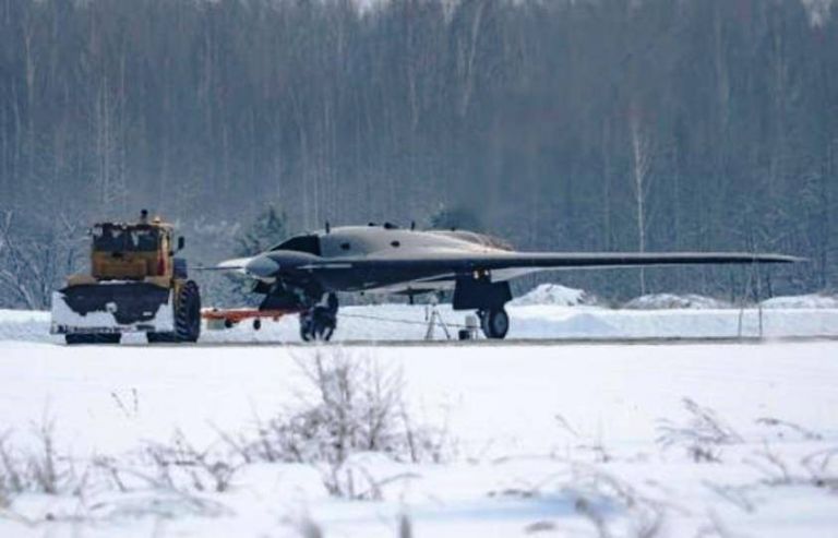 БПЛА Охотник на взлетно-посадочной полосе Новосибирского авиационного завода