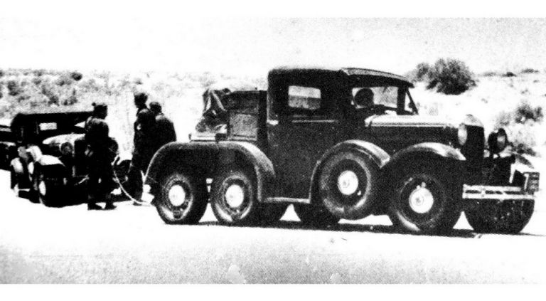 Дорожный тягач ГАЗ-АААА при тросовой буксировке легковушки ГАЗ-А