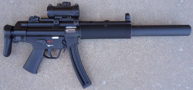 MP5A3 SD — вариант с интегрированным глушителем. Звук выстрела с его помощью удается заглушить настолько, что его практически не слышно на расстоянии уже в 30 м.
