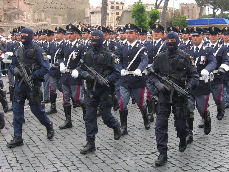 Итальянские полицейские с МР5.