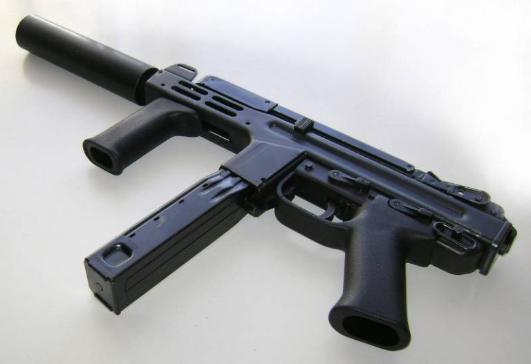 Пистолет-пулемет «Спектр» М4, оснащенный глушителем и подствольной рукояткой.