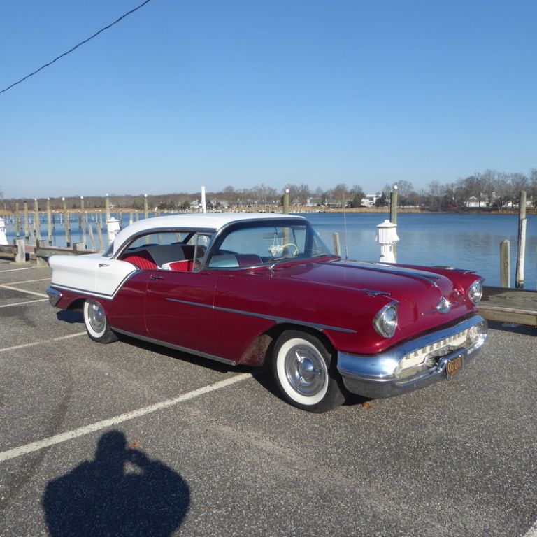 Серийный автомобиль 1957 года Oldsmobile Golden Rocket 88 Holiday Sedan