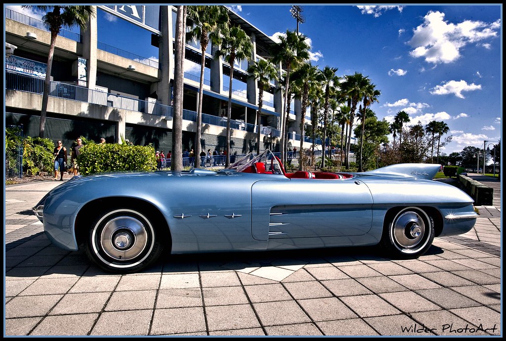 Пятидесяти машинами. Pontiac Club de mer 1956. Pontiac Concept 1950. Buick le Sabre 1951. 1957 Lincoln Concept.