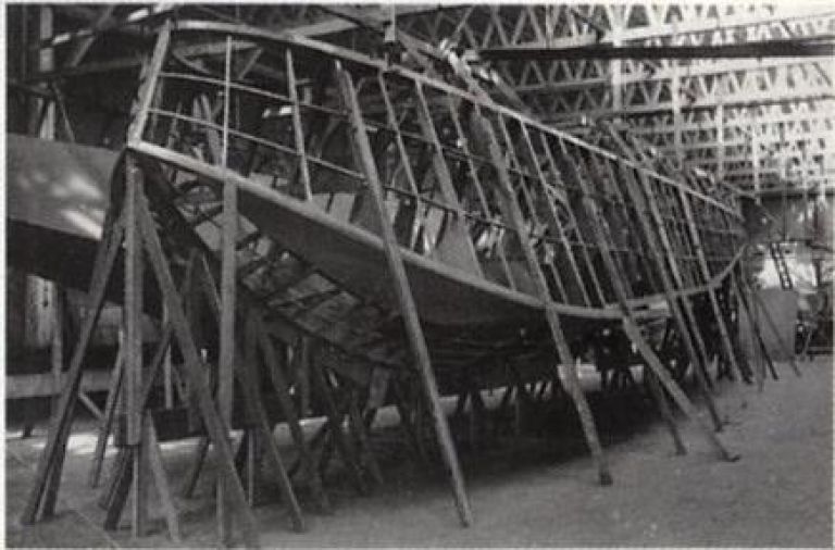 корпус Valentia, N124, во время постройки компанией Сэма Сандерса в Коузе в 1919/1920 годах. Первыя панель высокопрочной сшитой медью клееной фанеры, установленная на глиссирующем днище