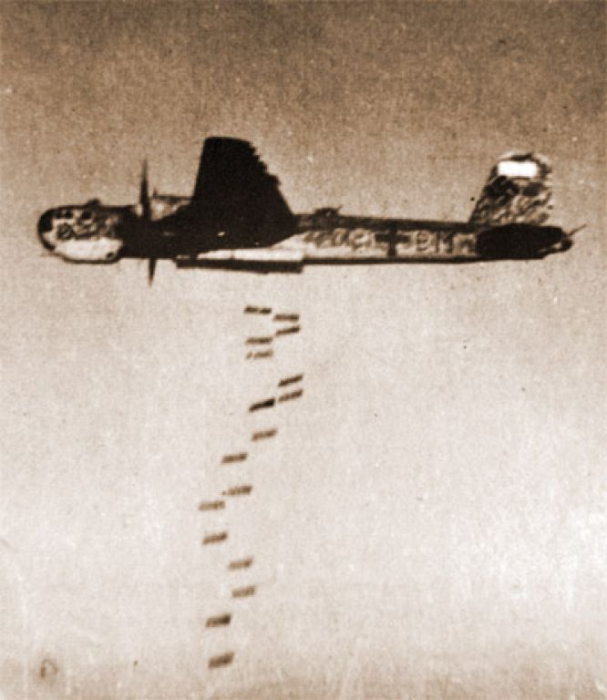 05 Крайне редкий снимок бомбового залпа с Не 177. Самолет командира 4-й эскадрильи KG 1 в июльском вылете