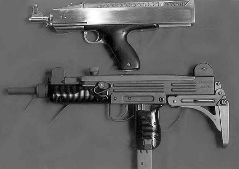 Пистолет-пулемет Джона Л. Хилла H15 (вверху) и пистолет-пулемет «Узи» (внизу)