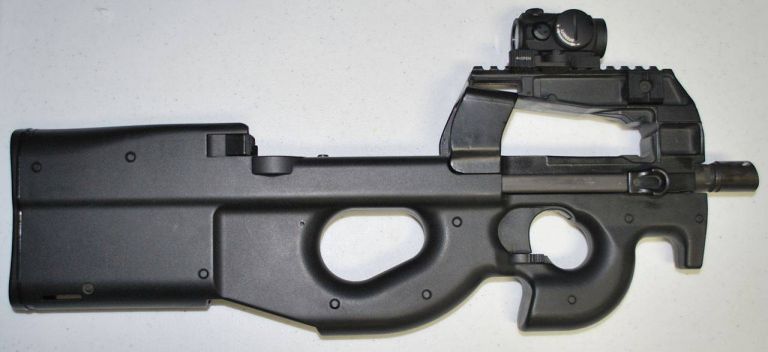 Пистолет-пулемет FN P90 без магазина.