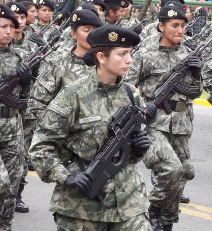Девушки перуанской армии с «калашниковыми» и Р90 в 2000 г.