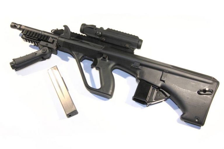Австрийский пистолет-пулемет «Штейр» AUG-Z-A3, созданный на базе винтовки и по системе булл-пап имеет пластиковый корпус и полупрозрачный пластиковый магазин.