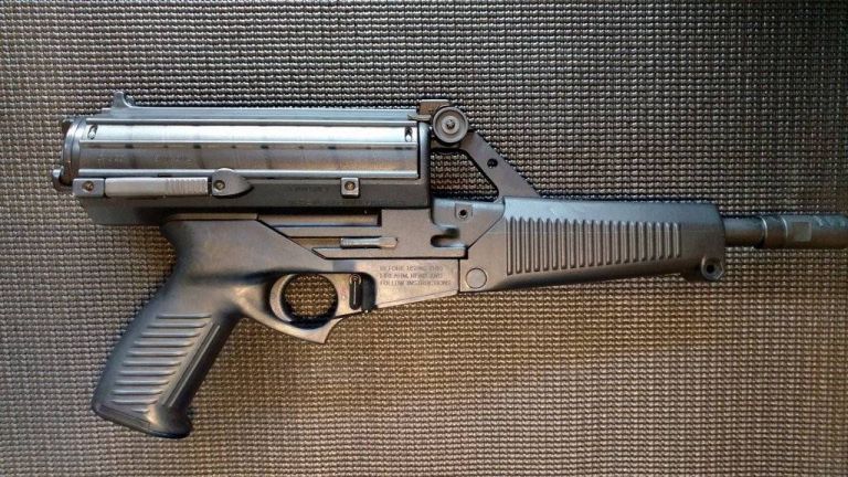 Американский пистолет-пулемет с верхним расположением шнекороторного магазина «Калико-960».