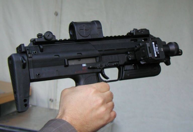 Пистолет-пулемет MP7A1 Бундесвера с коллиматорным прицелом «Цейс» и лазерным целеуказателем LLM01.