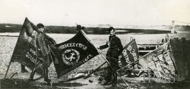 Литовские солдаты демонстрируют захваченные знамёна большевистских частей
