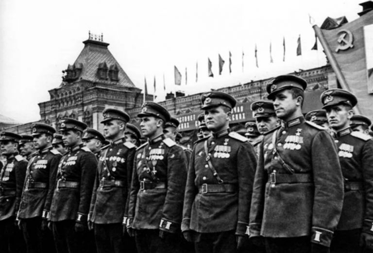На что же похожа нынешняя парадная форма Российской Армии