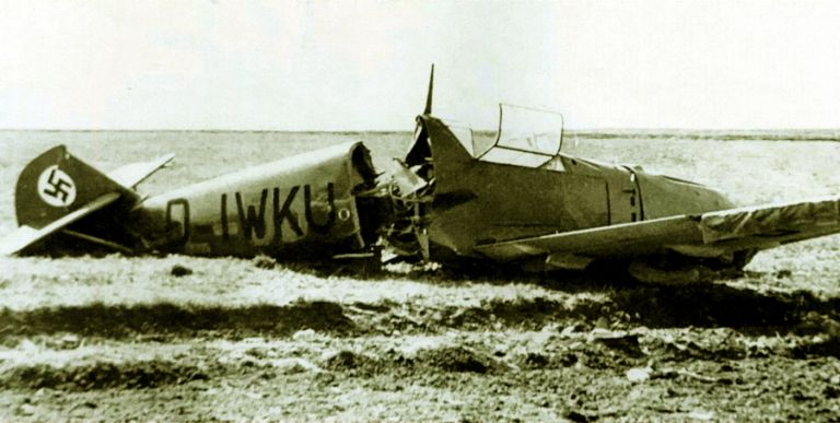 «Мессершмитт» Bf 109E-1 с бортовым кодом D-IWKU после аварийной посадки, стоившей сломанного фюзеляжа
