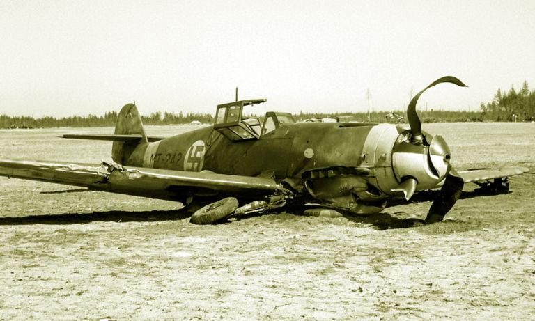 Лежащий на собственных стойках шасси финский Bf 109G-2. Финны так намучились с поведением «Мессершмитта» на взлёте и посадке, что на своём истребителе «Пюёрремюрскю» (Pyörremyrsky — «Ураган»), создававшемся по мотивам «сто девятого», предпочли спроектировать совершенно новое крыло с широкой колеёй шасси