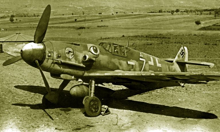 Обросший бородавками «Мессершмитт» Bf 109G-6/R-3 с подвесным топливным баком — а ведь в варианте «канонерки» он мог получить ещё и подвесные пушки под плоскостями крыла. Прощай, аэродинамика!