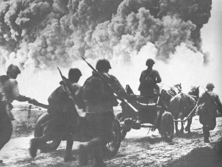 В огне 'русского Вердена'. 45-мм пушка с расчетом выдвигается к фронту. Западный фронт, лето 1942 г.