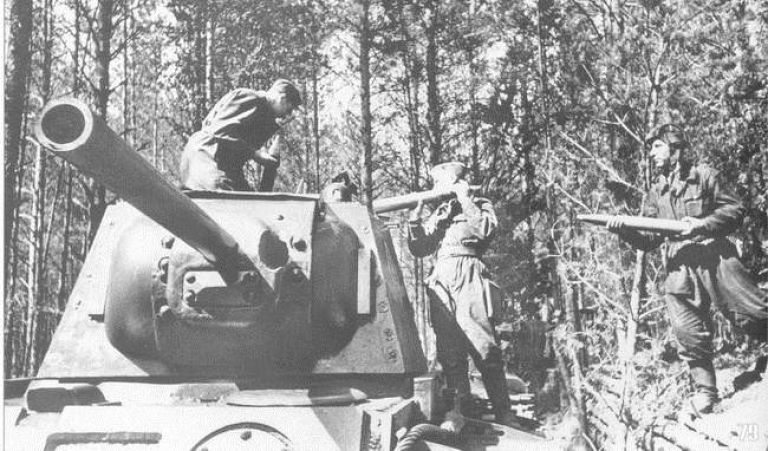 Загрузка боекомплекта в танк КВ. Западный фронт. Лето 1942 г.