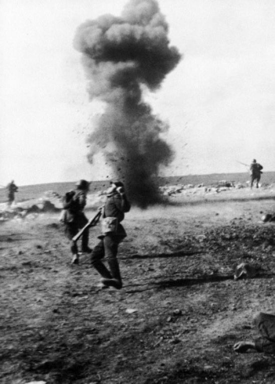 «Смерть солдата». Знаменитая фотография сделана летом 1942 г. под Ржевом.
