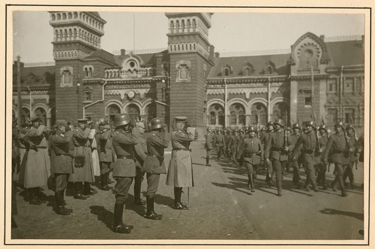 Парад немецких войск перед выводом на Родину
