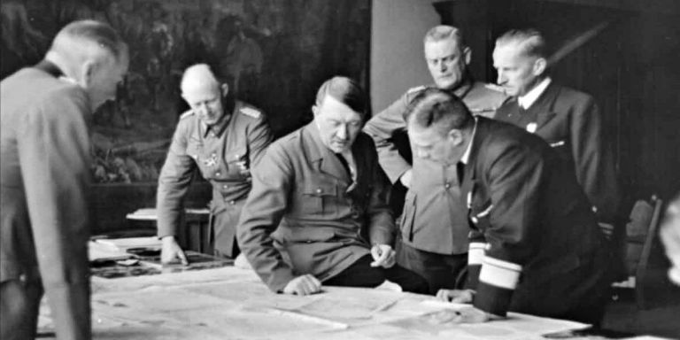 Гитлер обсуждает готовящуюся операцию со своими командирами (источник фото)