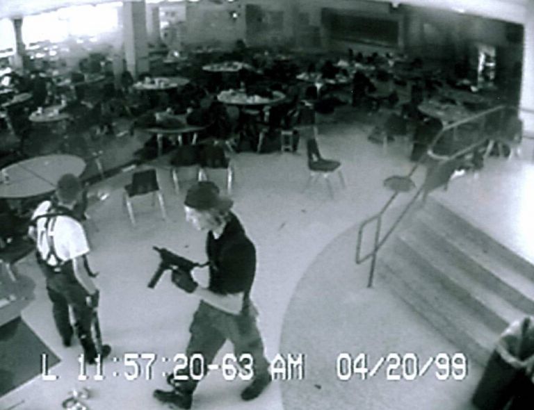 Дилан Клиболд в школе Колумбайн. Фото с видеокамеры