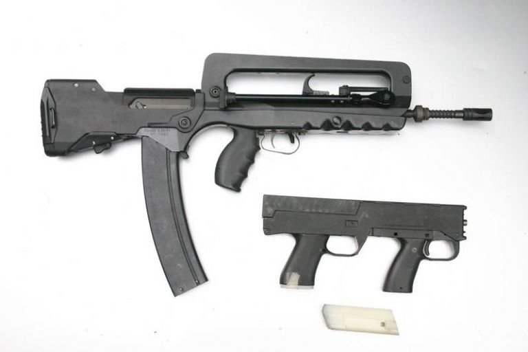 Поздний прототип ADR и винтовка FАМАС