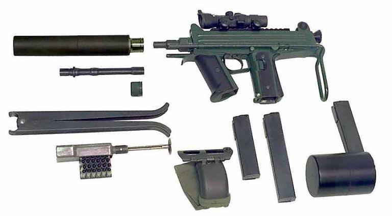 CBJ-MS с набором приспособлений: слева – глушитель и ствол, внизу – сошка и зарядное приспособление для наполнения магазина, затем гильзосборщик для использования пистолета-пулемета внутри боевых машин, и магазины 0 на 20, 30, и 100 патронов.