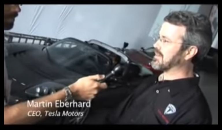 Реальный разработчик Tesla Roadster и управляющий фирмой Tesla Motors в 2006 году показывает серийный автомобиль