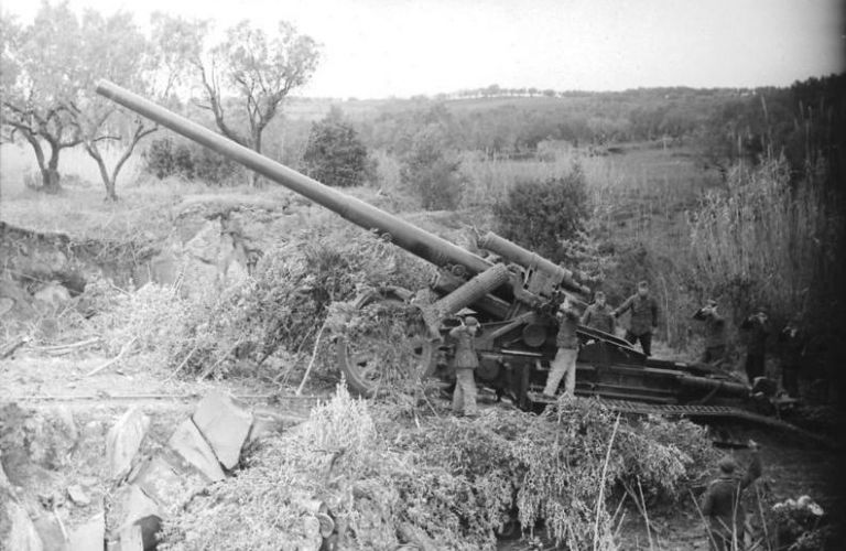 170-мм пушка на огневой позиции. Италия, июль 1944 года.bundesarchiv.d
