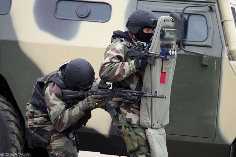 Боец российского спецподразделения МВД вооружённый ПП-2000