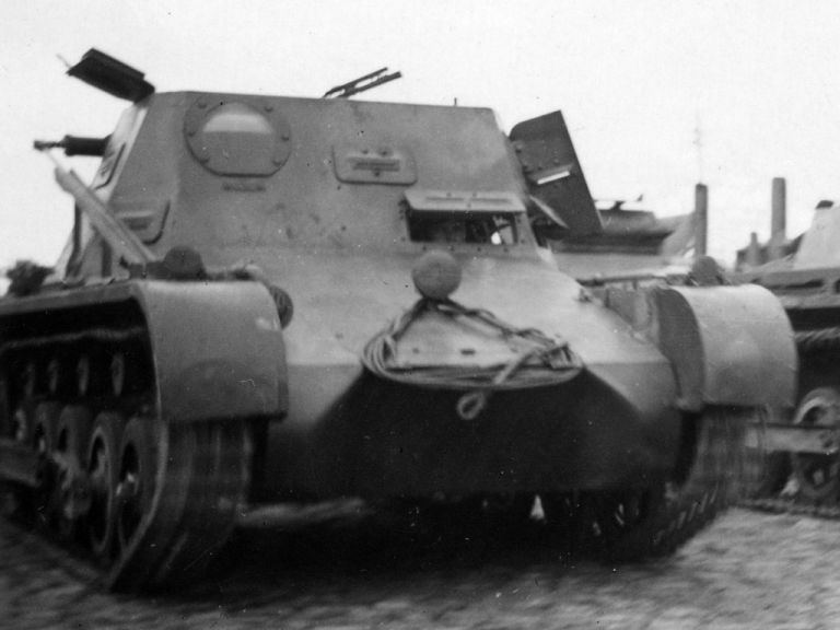 Kleiner Panzerbefehlswagen серии 7a.Serie/La.S.. Машина ещё не получила командирской башенки, а на месте шаровой пулемётной установки — закрытая заглушкой дыра
