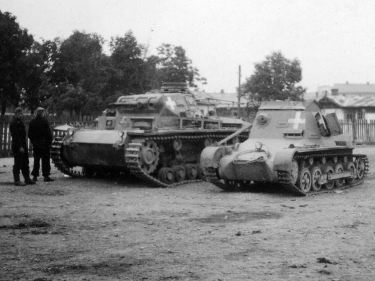 Kleiner Panzerbefehlswagen (справа) в финальной конфигурации. Польша, сентябрь 1939 года