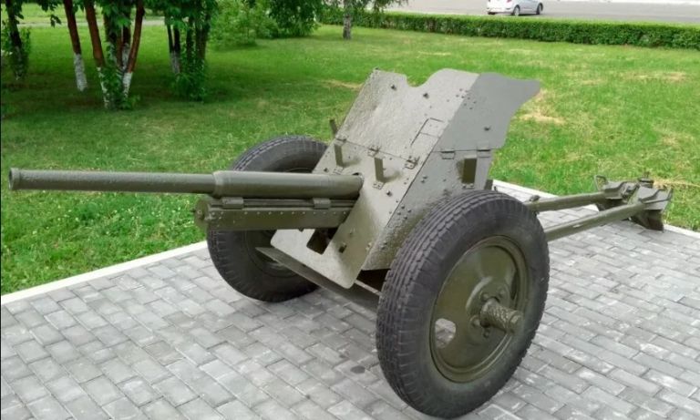 Знаменитая «сорокапятка» - это наложение на лафет 37 мм. противотанковой пушки 1-К образца 1930 года ствола, имевшего калибр 45-мм.