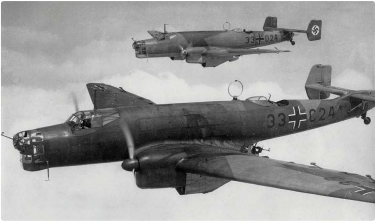 первый прототип среднего бомбардировщика Junkers Ju 86 совершил свой первый полет 4 ноября 1934 года. Необычной особенностью самолета данного типа была силовая установка, состоявшая из двух 600-сильных дизельных двигателей Junkers Jumo 205. На снимке показаны Ju 86D из состава эскадрильи 4./KG 253. Ряд вариантов среднего бомбардировщика Ju 86 имели силовую установку из двух радиальных двигателей BMW 132 (снимок из коллекции Криса Джосса)