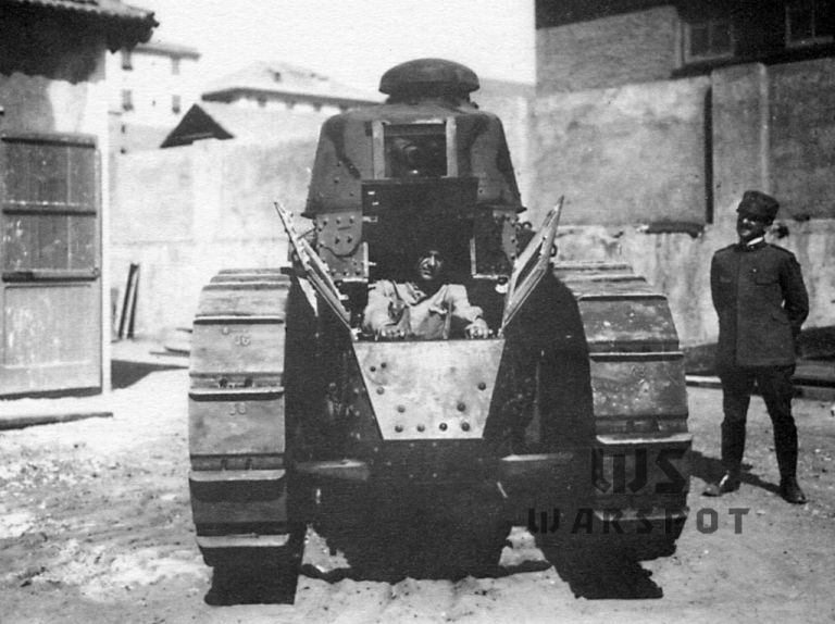 Renault FT с серийным номером 66947 в 1918 году. Это был единственный из поставленных французами танков, вооружённый 37-мм пушкой