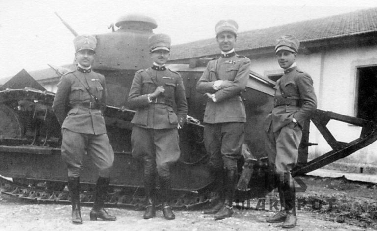 Один из пулемётных Renault FT, перевооружённый авиационным пулемётом SIA Modello 1918