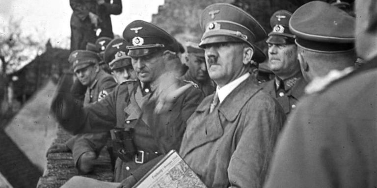 Гитлер с генералами инспектирует укрепления «западного вала»