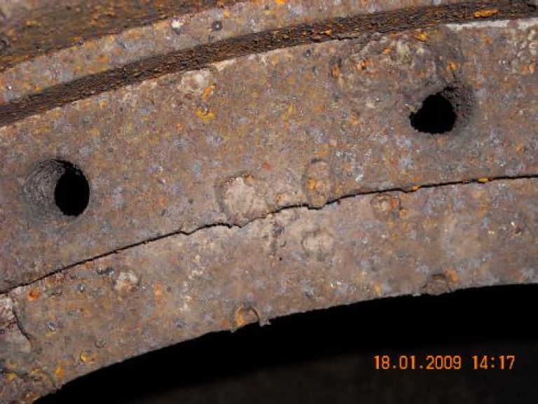Повреждения на щите с внутренней стороны, вероятно, были нанесены при демонтаже орудийной маски