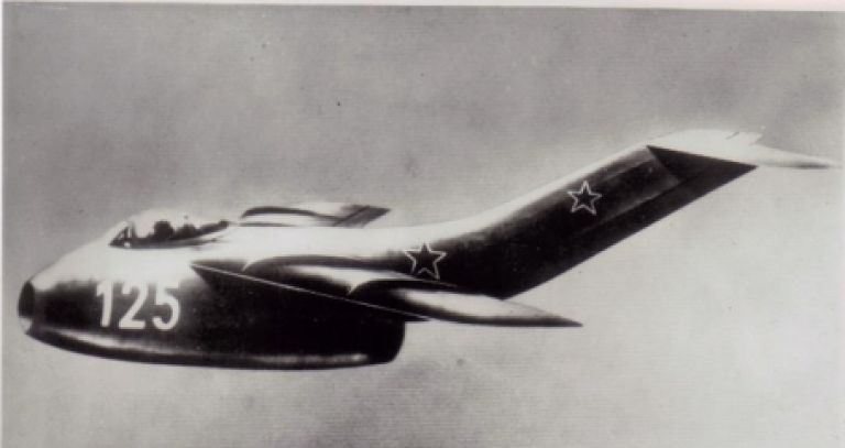 Фотография МиГ-19, опубликованная в США журналом Aviation Age Magazine в 1951 году. Подпись под снимком гласила: «Новейшая разработка авиационных инженеров России – высокоскоростной истребитель-перехватчик MiG-19» (Снимок из газеты, приобретенной автором на американском интернет-аукционе eBay. Снимок из персональной коллекции автора статьи)