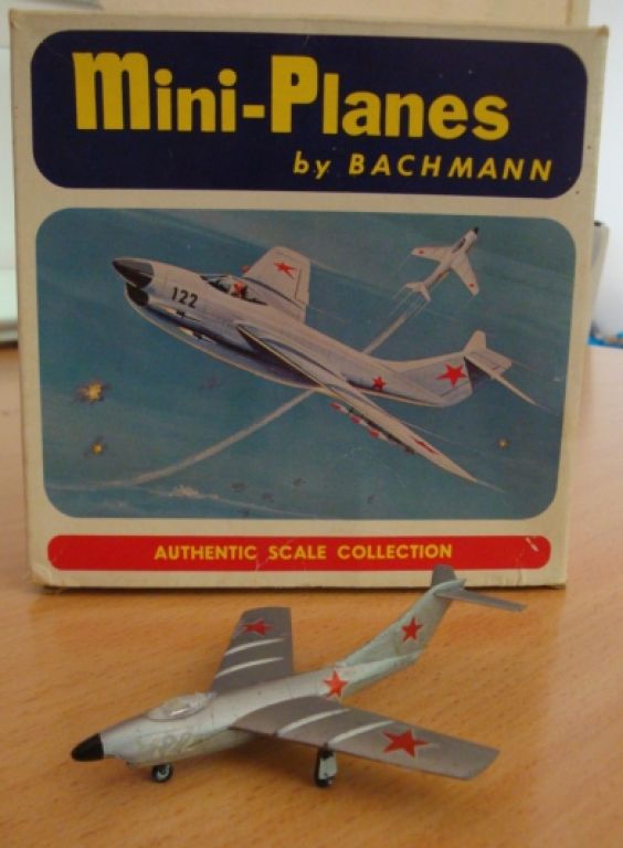 фотографии упаковки модели и самой модели MiG-19 производства компании Bachmann (из персональной коллекции автора)