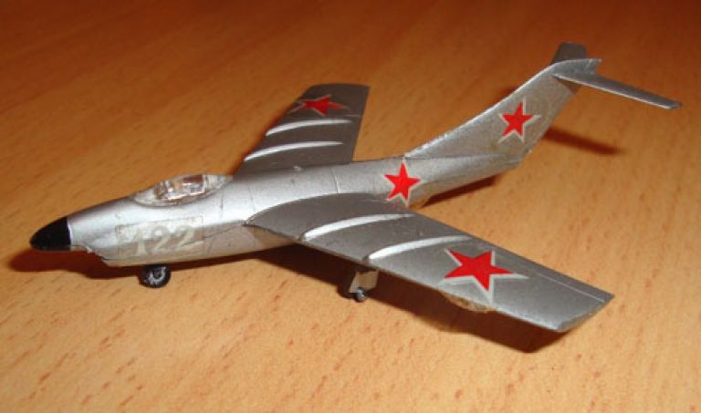 фотография модели MiG-19 производства компании Bachmann (из персональной коллекции автора)
