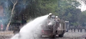Беспорядки в Чили разгоняли водометами – ожесточенные протесты продолжаются второй месяц (видео)