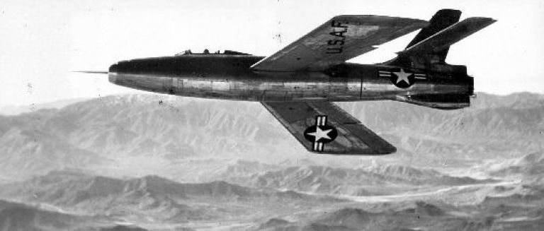 первый прототип опытного истребителя-перехватчика Republic XF-91 Thunderceptor (46-680) в полете