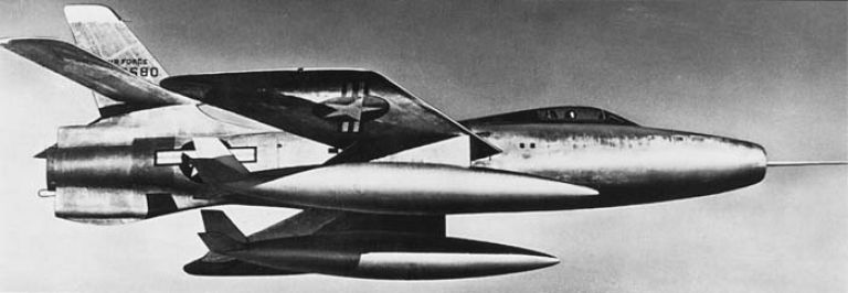 первый прототип опытного истребителя-перехватчика Republic XF-91 Thunderceptor (46-680) в полете с подвесными баками емкостью 2273 литра
