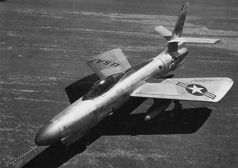первый прототип опытного истребителя-перехватчика Republic XF-91 Thunderceptor (46-680) с переделанной носовой частью (вариант F-91B)