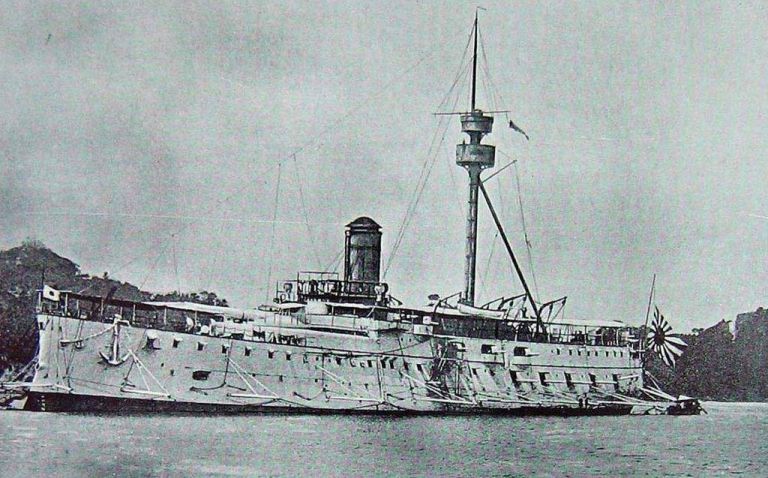 Японский крейсер «Ицукусима».