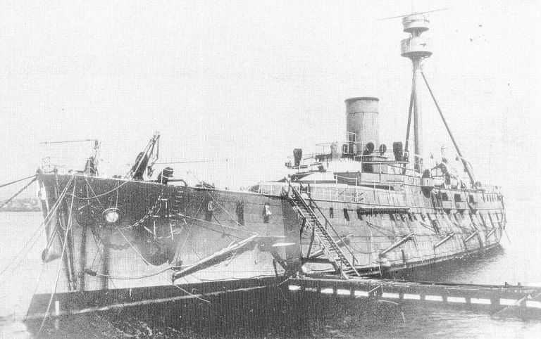 Крейсер «Ицукусима» в доке во время постройки во Франции.