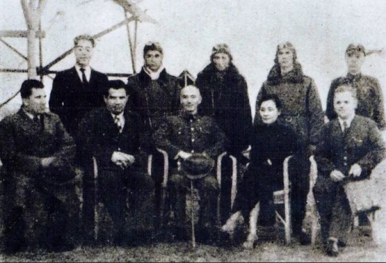 Чан Кайши сидит в центре, В.И. Чуйков слева, жена Чан Кайши справа.