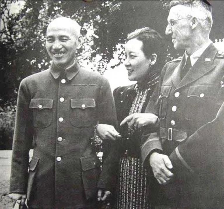 Чан Кайши, его супруга и американский советник.